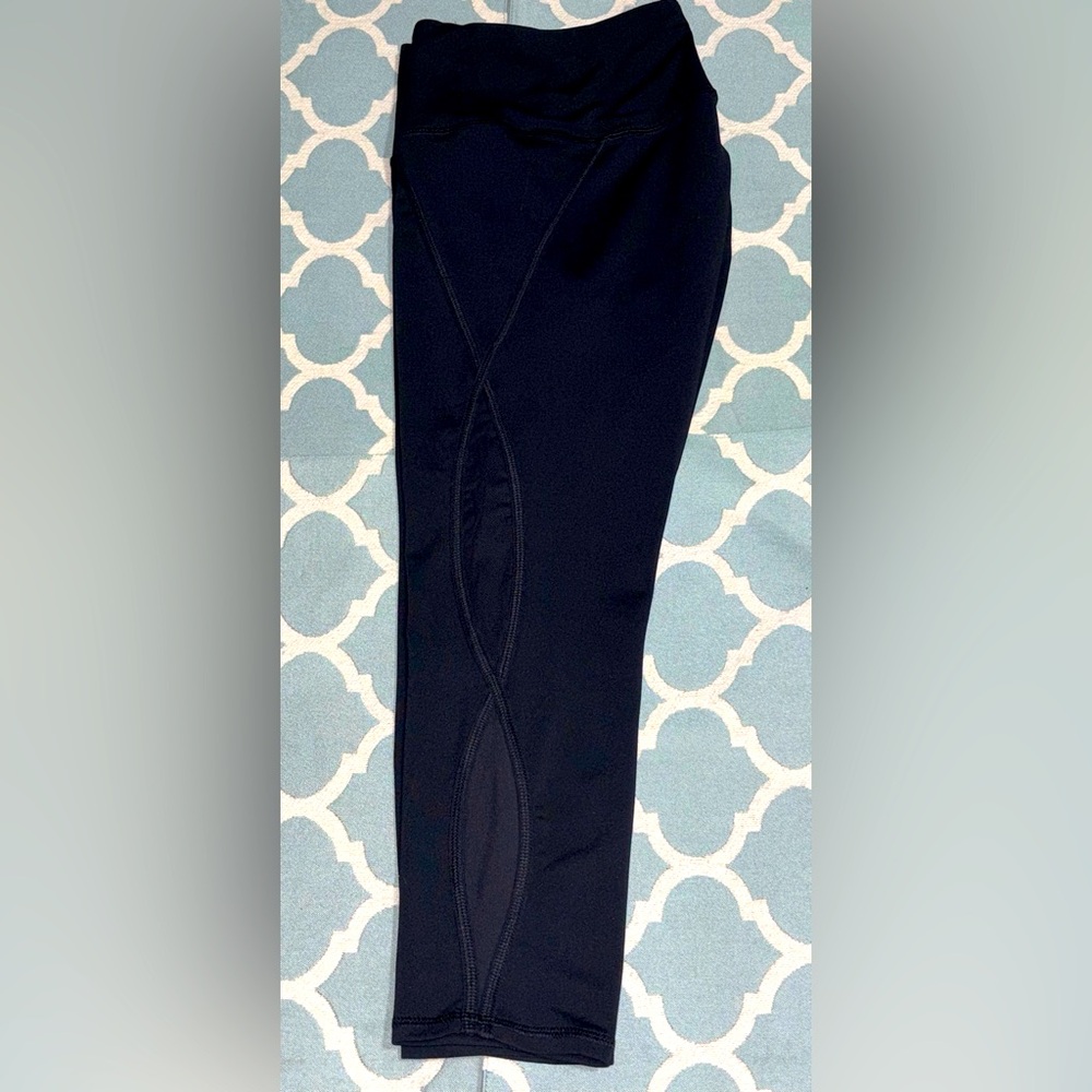 AVIA CROPPED ATHLETIC LEGGINGS W/ See Thru Mesh 
Along Side of Leg! MED (8-10)